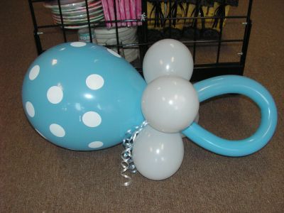 Baby Shower Pacifier Balloon Sculpture. These are great accents to hang from the ceiling, add to a balloon delivery or tie on the mother-to-be's chair.  By An Occasion Station 817-590-4442 Pacifier Balloons, Moldes Para Baby Shower, Baby Shower Balloon Decorations, Shower Balloons, Baby Shower Crafts, Baby Balloon, Unisex Baby Shower, Balloon Delivery