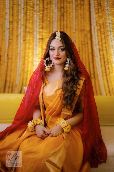 Haldi Ceremony Outfit For Bride Indian, Haldi Ceremony Outfit For Bride, Haldi Look For Bride, Haldi Poses For Bride, Casual Bridal Dress, Haldi Ceremony Outfit, Haldi Dress, Haldi Outfits, Haldi Outfit