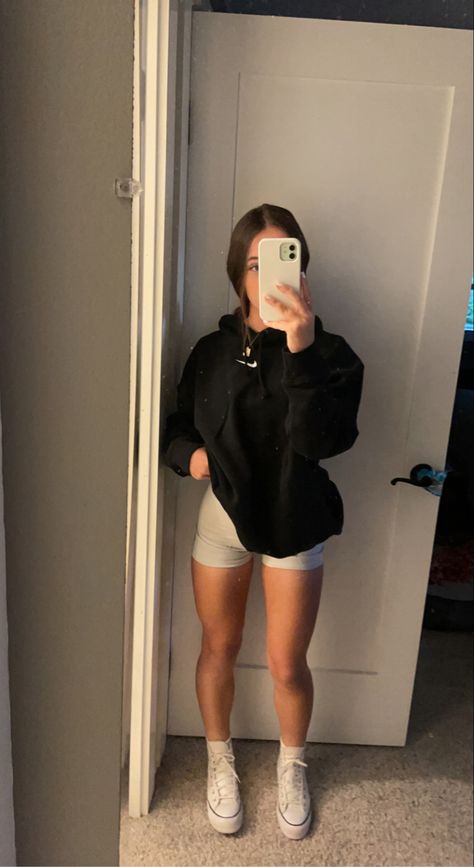 Comfy Cozy Summer Outfits, Spring Yoga Pants Outfit, Gym Comfy Outfit, Weekend Hangout Outfit, Outfit Inspo 2024 Spring, Cute Spring Fits For School, Cute Fits For School Baddie, Simple Gym Outfits, Comfy Outfits For School Summer