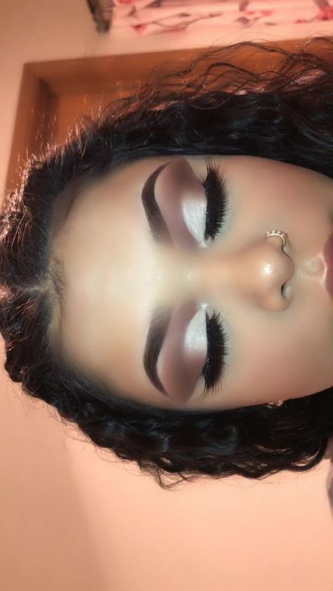 Cute Makeup Looks Eye Shadow, Latina Eyeshadow Looks, Makeup Improvement, Baddie Eyeshadow Looks Step By Step, Baddie Makeup Eye Shadow, Tiktok Eyeshadow, Baddie Eyeshadow Looks, Morena Eyeshadow, Brown Cut Crease Eyeshadow