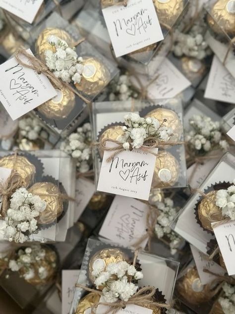 Wedding Recuerdos Souvenirs Bodas, Gift Favour Ideas, Wedding Favors Boxes Ideas, Wedding Favors Sweets, Cute Wedding Gifts For Guests, Ferrero Rocher Wedding Favors, Wedding Guests Gift Ideas, Engagement Souvenir Ideas, Engagement Sweets