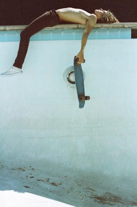 lords of dogtown Lords Of Dogtown, Skateboard Party, Empty Pool, Skater Boy, Foto Poses, Skateboard Art, Skateboarder, Kitesurfing, Kendo