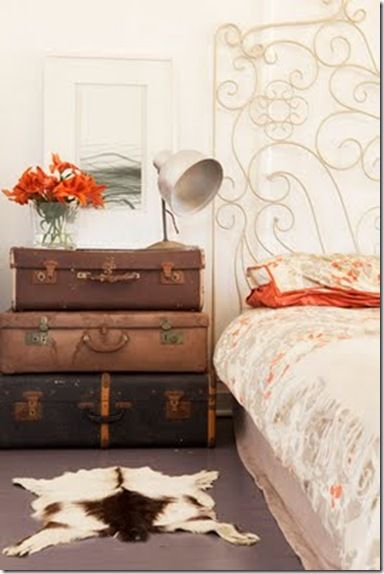 love the suitcase bedside table Suitcase Furniture, Suitcase Storage, Old Suitcases, Прикроватные Тумбочки, Bedroom Orange, Vintage Suitcases, Vintage Trunks, Boho Deco, Beach Shack