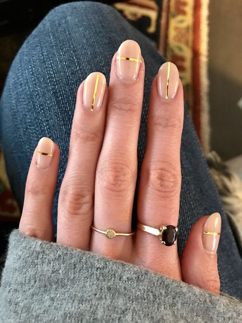 Gold Nails Minimalist, Gold Line Nails, Nails With Gold Detail, Nails With Gold Leaf, Nude Nails With Gold, Line Nails, Nails Minimalist, Nails With Gold, Minimal Nails Art