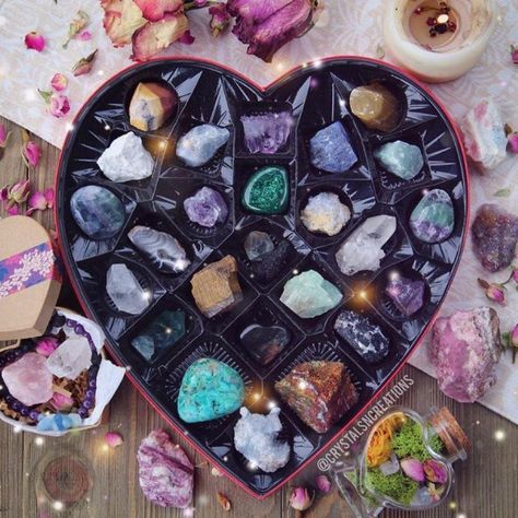 Heart Box of Crystals Gift Box of Stones V Day Crystal | Etsy Witch Aesthetics, Carving Stone, Crystal Vibes, Large Gift Boxes, Crystal Aesthetic, Crystal Box, Heart Shape Box, Heart Box, Crystal Magic