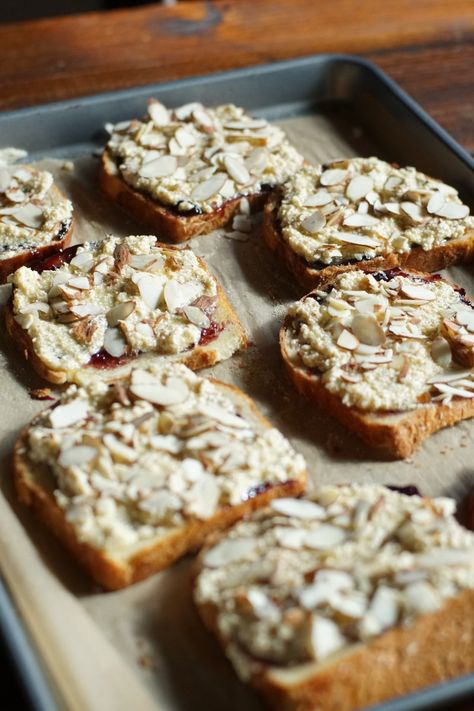 Tartine Recipes, Breakfast Bread Recipes, Breakfast Sweets, French Pastry, French Pastries, Toasted Almonds, Bread Recipes Homemade, Special Recipes, Sweet And Salty