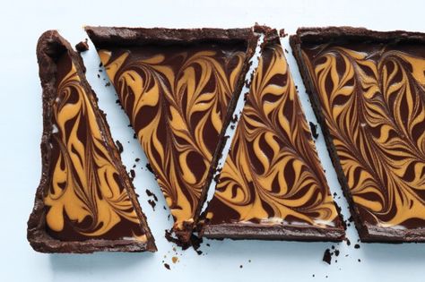 Dessert lovers rejoice, Martha Stewart has the answer to your prayers with this… Chocolate Peanut Butter Tart Recipe, Peanut Butter Tart, Butter Tart, Mothers Day Desserts, Pie Pops, Butter Tarts, Peanut Butter Filling, Peanut Brittle, Chocolate Wafers