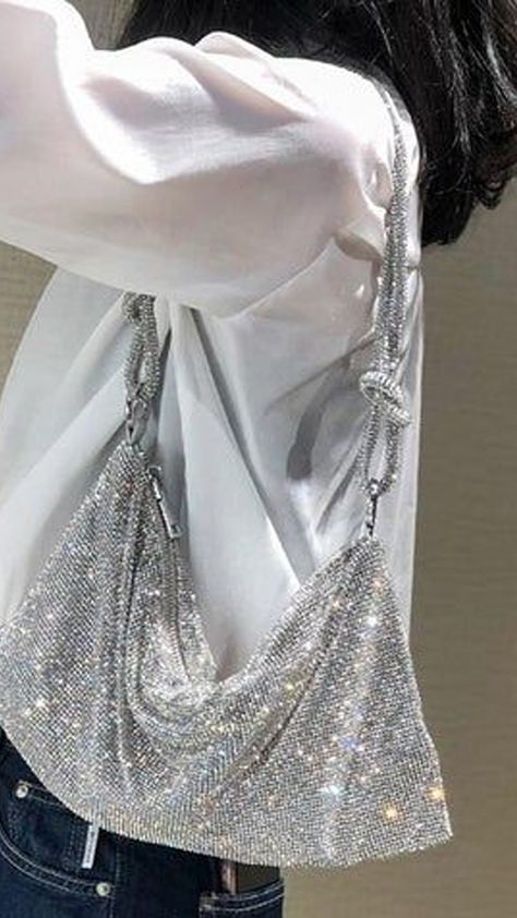 A woman accessorizing with a silver rhinestone crossbody bag, featuring sparkly diamante detailing. This glamorous evening handbag is perfect for parties, bridal events, or a night out on the town. Sparkly Purse, Silver Clutch Bag, Purse Outfit, Bag Outfit, Silver Clutch, Wedding Purse, Metallic Purse, Evening Handbag, Silver Colour