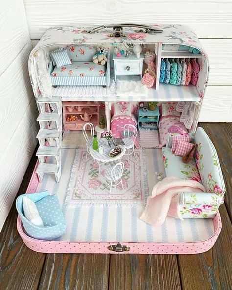 Doll House Miniatures Diy, Travel Dollhouse, Doll Suitcase, Doll Furniture Diy, Doll House Plans, Mini Doll House, Doll House Crafts, Barbie Doll House, Dolls House Interiors