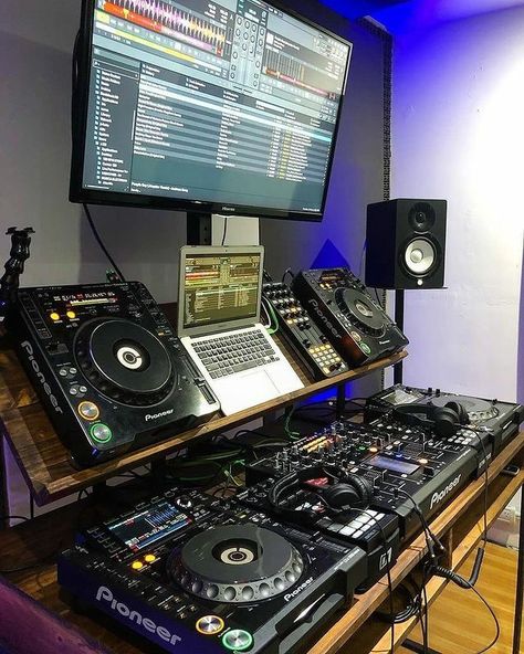 Dj Studio Room Ideas Dj Setup, Dj Equipment Setup Home, Garage Dj Studio, Dj Studio Room Ideas, Home Dj Setup, Ruangan Studio, Dj Studio, Dj Decks, Dj Stand