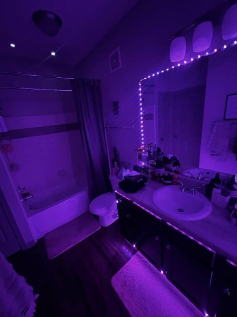 Grungy Bathroom Aesthetic, Mirror Wall For Living Room, Bathroom Decor Baddie, Led Apartment Ideas, Cool Bathroom Aesthetic, Bedroom Ideas Y2k Baddie, Room Ideas Aesthetic Apartment, Vibe Apartment Aesthetic, Cute Bathrooms Aesthetic