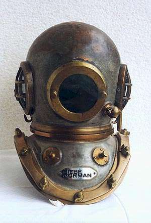 Siebe Gorman Helmet Old Ship, Deep Sea Diver, Underwater Diving, Diving Helmet, Deep Sea Diving, Scuba Diving Equipment, Diving Suit, Diving Equipment, Diving Gear