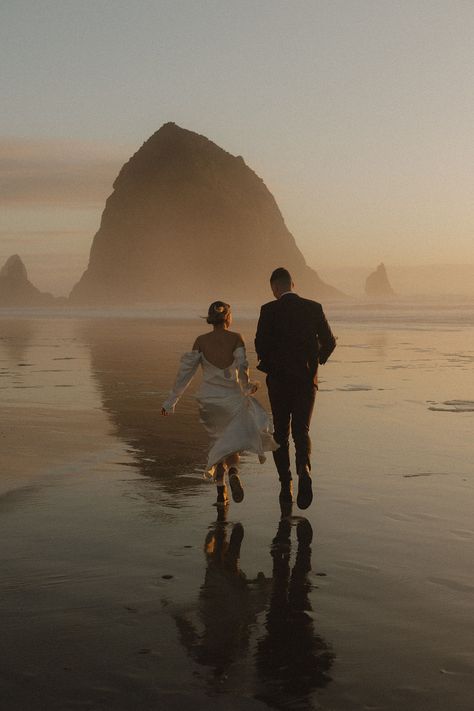 oregon coast elopement photography, pnw elopement inspo, pnw elopement, pnw, elopement inspo, morgan reed photography, pnw wedding photographer, documentary style photography, dallas wedding photographer, coastal elopement, cannon beach elopement Dog Beach Wedding, Cold Beach Wedding, Canon Beach Oregon Wedding, Cannon Beach Oregon Photoshoot, Winter Beach Elopement, Most Beautiful Places To Elope, Wedding Elopement Ideas Destinations, Oregon Coast Micro Wedding, Capella By The Sea Oregon