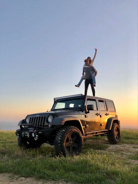 Jeep Road Trip, Car Engagement Photos, Car Couple, Car Shots, Save The Date Pictures, Jimny Suzuki, Speed Car, Bali Travel Guide, Couple Activities