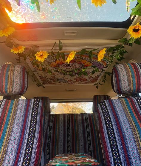 Combi Hippie, Cottagecore Car, Boho Car Accessories, Car Interior Diy, Decor Christmas Home, Hippie Car, Girly Car Accessories, Car Deco, Cool Car Accessories