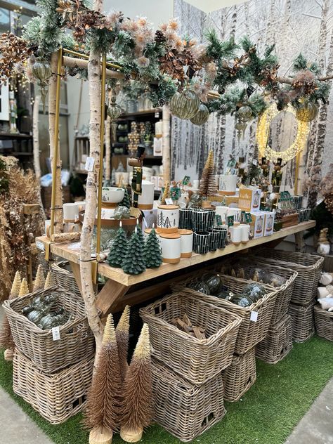 Christmas, table decorations, visual merchandising, settings, make structure in the ‘chaos’. Christmas Garden Center Displays, Easter Display Retail, Holiday Merchandising, Christmas Visual Merchandising, Christmas Merchandising, Salon Christmas, Garden Center Displays, Christmas Garden, Visual Merchandising