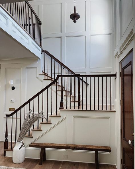 Sophia Fain Interiors on Instagram: “When architecture speaks for itself ✨ #farmhousemeetsglamclient stairwell is really making me rethink my whole single story house idea 🤔…” Board And Batten Foyer Staircase, Batten Staircase, Board And Batten Foyer, Foyer Inspiration, Batten Board, Single Story House, Foyer Staircase, Staircase Makeover, Board Wall