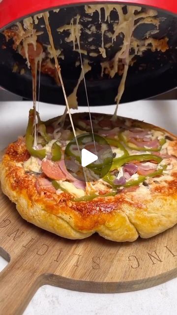 Foodys on Instagram: "Upside down pizza, low key genius 🍕💡 (credit: @my.janebrain" Upside Down Deep Dish Skillet Pizza, Upside Down Pizza In A Pan, Upside Down Pan Pizza, Upside Down Cast Iron Pizza, Upside Down Pizza In Cast Iron Skillet, Upside Down Pizza, Deep Dish Pizza Recipe, Homemade Chili Recipe, Cast Iron Pizza