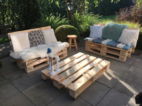 Pallet Bank, Wooden Shelf Design, Wooden Pallet Shelves, Outdoor Sofa Diy, Palette Furniture, Pallet Lounge, Pallet Furniture Designs, Cozy Backyard, Wood Patio Furniture