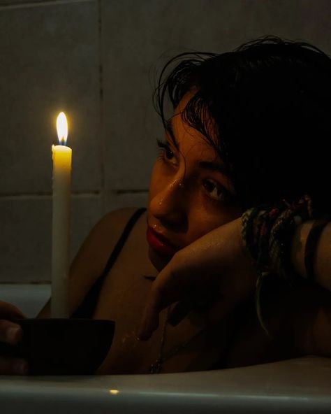 Candle, bath, photo Candle Lit Portrait, Spooky Lighting Photography, Candle Lit Photography, Candle Light Reference, Candle Light Photoshoot, Photography Of Loneliness, Low Light Photography Ideas, Dark Lighting Reference, Candles Portrait