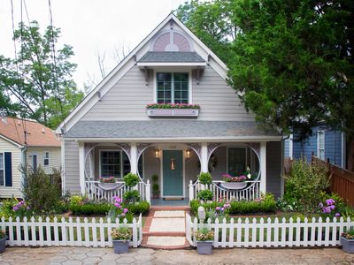 Inspiration Small Front Yards, Yard Privacy, Front Yards Curb Appeal, Small Front Yard Landscaping, Small Front Yard, Front Yard Fence, White Picket Fence, Front Yard Garden, Yard Design