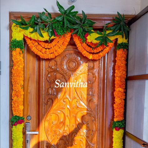 Door Flower Decoration Indian, Door Decoration With Flowers, Flower Decoration Indian, Pellikoduku Decor, Door Flower Decoration, Flower Toran, Flowers Indian, Decoration With Flowers, Wedding Decors