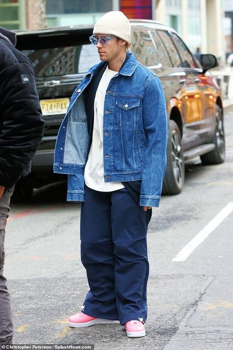 Blue Denim Jacket Outfit, Hailey Justin, Social Wellness, Justin And Hailey Bieber, Justin And Hailey, Outfit Informal, Denim Outfit Men, Justin Bieber Outfits, Justin Bieber Images