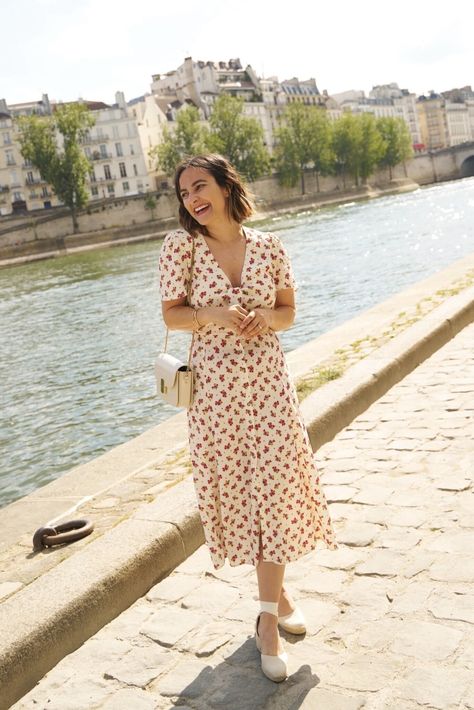 Looking for a chic elevated outfit to wear on your summer vacation you europe? Charmed By Camille shares what she is wearing on her current vacation to london! Follow for more european inspired fashion, style guides, and summer outfit ideas. Europe Summer Dress Outfits, Style A Midi Dress, Paris Outfits Summer, French Chic Fashion, Parisian Outfit, England Trip, Outfit Inspiration Women, Casual Frocks, European Outfit