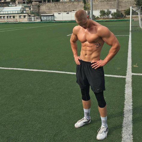 On the field Guy Working Out Aesthetic, Brett Maverick, Working Out Aesthetic, V Lines, Out Aesthetic, Ripped Men, Bodybuilders Men, Muscle Hunks, Beefy Men