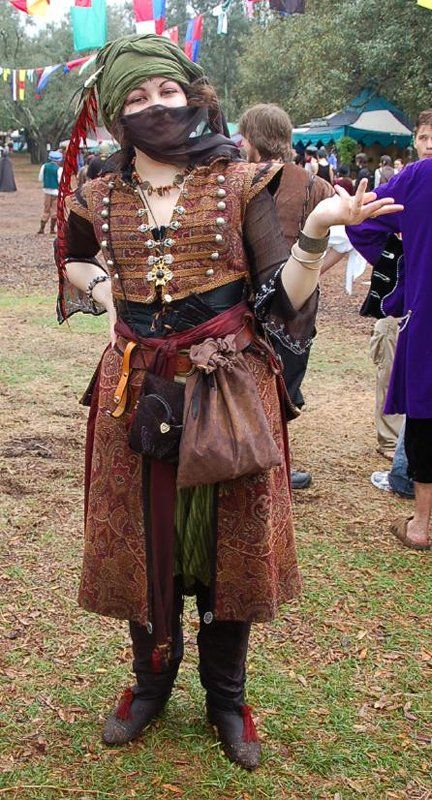 Another Middle Eastern (ish) look.  Not a big fan of the button detailing across the chest, but otherwise workable. Florida People, Mao Zedong, Fantasy Garb, Medieval Garb, Middle Eastern Fashion, Arabic Style, Like Green, Larp Costume, Frock Coat