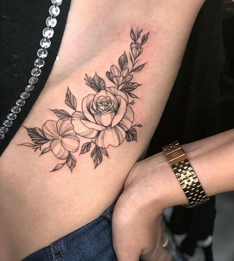 Tattoos For Ladies, Skull Tattoo Flowers, Knee Tattoos, Rib Tattoos For Women, Armband Tattoo Design, Mommy Tattoos, Anklet Tattoos, Hip Tattoos Women, Watercolor Tattoos