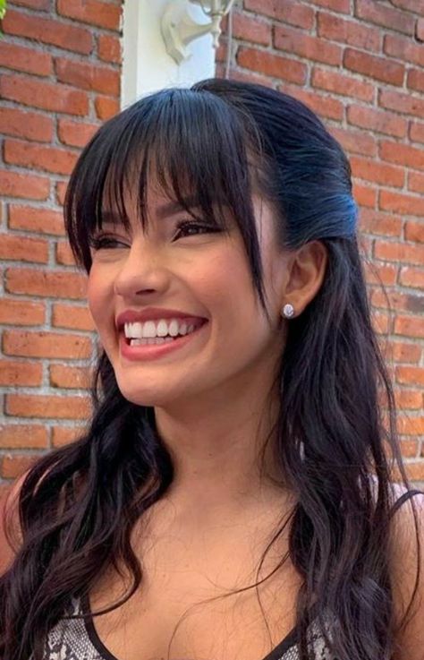 Full Front Bangs, Wispy Full Fringe, Latina With Bangs, The Perfect Haircut, Sleek Hair, Hair Inspiration Long, Bangs With Medium Hair, Hairstyles For Layered Hair, Haircuts For Wavy Hair