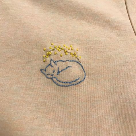 Kitten Embroidery Patterns, Tiny Cat Embroidery, Embroidery Cat Easy, Embroidery Hoodie Diy, Cat Embroidery Simple, Sleeping Cat Tattoo, Hoodie Embroidery Ideas, Cat Hand Embroidery, Embroidered Jeans Diy