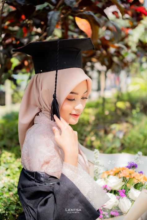 Graduation Inspo Pics Aesthetic, Solo Graduation Pose, Convo Pose Ideas, Photo Graduation Ideas, Moodboard Graduation Photo, Ide Foto Wisuda Outdoor, Graduation Outdoor Photoshoot, Pose Wisuda Outdoor, Graduation Ideas Photoshoot