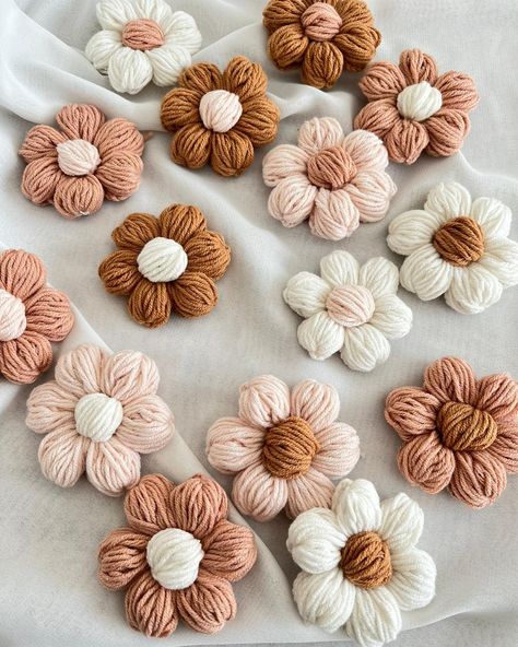 We continue with the much-loved puff flowers. You can order in any color and size you want. #crochet #crochetlove #crochetflower #crochetflowers #crochetpufflower #crochetappliques #crochetapplique #flowerpatch #flowercardigan #flowers #accessories #diyhairclip #diyhairclips #diyhairclipcrafts Diy Hairclips, Diy Hair Clip, Flowers Accessories, Puff Flower, Crochet Puff Flower, Flower Cardigan, Flowers 3d, Mini Flowers, Flowers Crochet