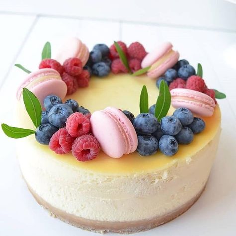 Blueberries, macarons, mint and raspberries cheesecake. How To Decorate Cakes, Cheesecake Decoration, Birthday Cheesecake, Decorate Cake, Raspberry Cake, Raspberry Cheesecake, Novelty Cakes, Bread Cake, Birthday Cake Decorating