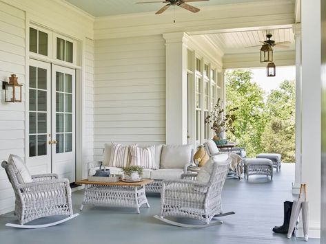 Look Inside This Quintessential Southern Farmhouse Beautiful Estates, Southern Style Homes, Southern Charm Decor, Southern Farmhouse, Beautiful Outdoor Living Spaces, Timeless Interior, Country Porch, Old Farmhouse, New Home Construction