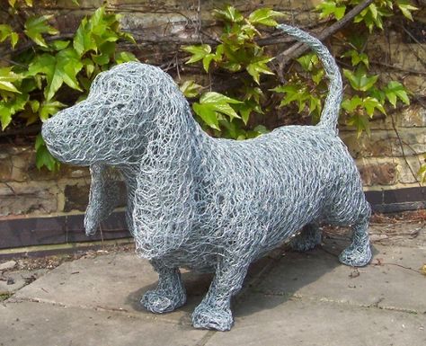 Basset Hound. Sculptures of Animals in Wire. To see more art and information about Barry Sykes click the image. Chicken Wire Sculpture, Chicken Wire Art, Chicken Wire Crafts, Wire Dog, Wire Sculptures, Wire Art Sculpture, Metal Garden Art, Dog Sculpture, Chicken Wire