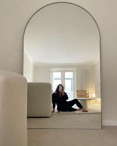 Big Mirror In Bedroom Ideas Decor, Wide Mirror In Bedroom, Bedroom Big Mirror Ideas, Mirror Room Design, Large Mirror Aesthetic, Giant Wall Mirror, 2 Mirrors In Bedroom, Huge Bedroom Mirror, Living Room Big Mirror Ideas