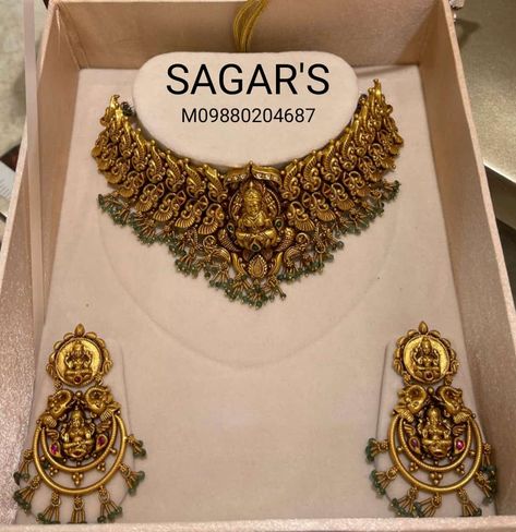 Cbj Gold Jewellery, Choker Bali, Gold Choker Necklace Indian Bridal, Indian Gold Necklace Designs, Temple Jewelry Necklace, Gold Temple Jewellery, Bridal Necklace Designs, Bridal Jewelry Necklace, Antique Necklaces Design