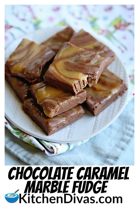 Lekkergoed Resepte, Chocolate Caramel Fudge Recipe, Salted Caramel Chocolate Fudge, Carmel Fudge, Fudge Ideas, Caramel Fudge Recipe, Chocolate Caramel Fudge, Fudge Candy, Cookies And Cream Fudge