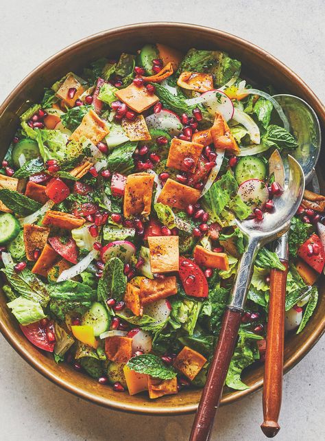 Fattoush salad recipe – Les filles fattoush Arabic Salad, Lebanese Salad, Middle Eastern Salads, Salad Buffet, Fattoush Salad, Pain Pita, Lebanese Recipes, Ramadan Recipes, Easy Salad Recipes