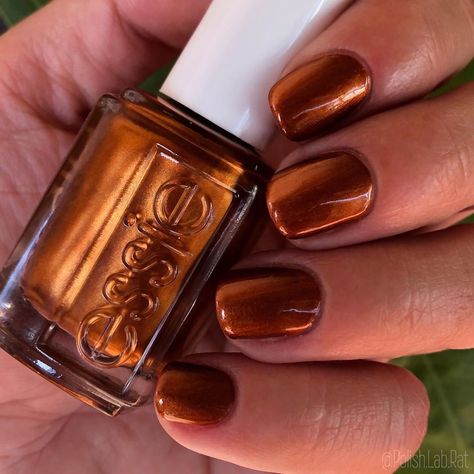 Essie Rust Worthy, Burnt Orange Shimmer Nails, Burnt Orange Metallic Nails, Rust Nail Polish, Dark Copper Nails, Shiny Orange Nails, Orange Glaze Nails, Fall Nails 2023 Orange, Fall Nails Copper