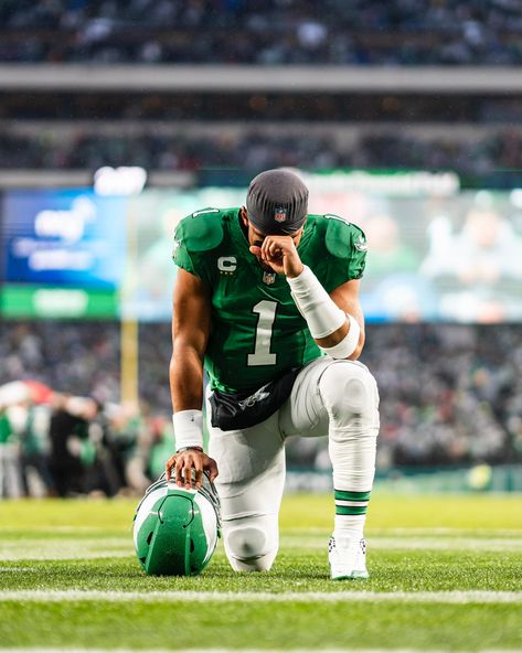 Eagles Wallpaper, Cold Nfl Pictures, Jalen Hurts Eagles, Philadelphia Eagles Wallpaper, Nfl Quarterback, Philadelphia Eagles Players, Hard Photo, New York Jets Football, Jets Football