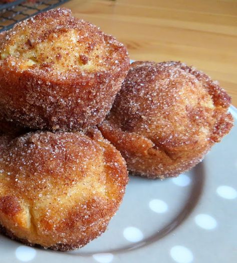 Cinnamon Doughnut, Cinnamon Sugar Recipes, Puff Dessert, Breakfast Desserts, Doughnut Recipe Easy, Doughnut Muffins, Apple Pastry, Easy Donut Recipe, Spoon Fork Bacon