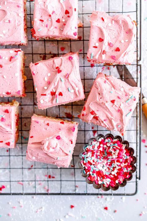 Funfetti Snack Cake with Raspberry Buttercream Cloudy Kitchen: Funfetti Snack Cake with Raspberry American Buttercream Frosting. This Fluffy Vanilla cake is easy to make and is the perfect birthday cake! Sprinkle Recipes, Snack Cake Recipe, Cloudy Kitchen, Raspberry Frosting, Batch Recipes, American Buttercream, Sprinkles Recipe, Small Batch Baking, Single Layer Cakes