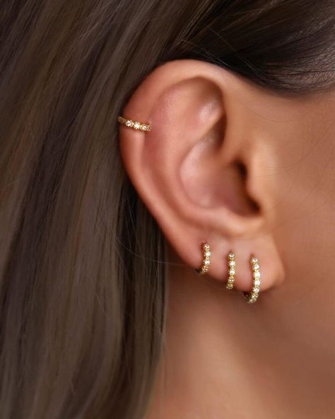 Simple Jewelry Earrings, Minimalist Ear Piercings, Ear Peircings, Cool Ear Piercings, Pretty Ear Piercings, Huggie Earrings Gold, Small Gold Hoop Earrings, Cartilage Piercings, Cute Ear Piercings