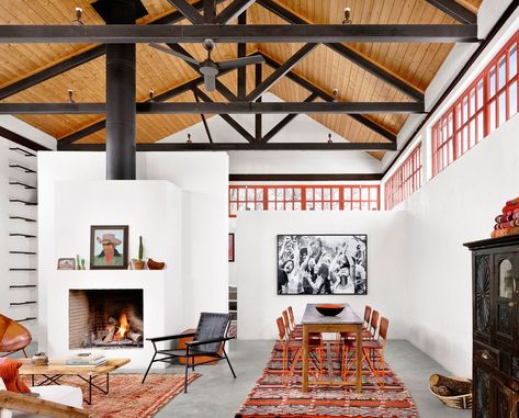 Garza Marfa founders Jamey and Constance Holt-Garza designed this 1,200-square-foot cinderblock house for a Los Angeles couple looking to establish roots in Marfa. The great room (shown) features dining and sleeping areas beneath exposed steel trusses that frame cypress ceilings and plaster walls. Desert Homes Interior, Exposed Trusses, Roof Truss Design, Desert Decor, Desert Living, Interior Design Per La Casa, Desert Fashion, Roof Trusses, Desert Homes