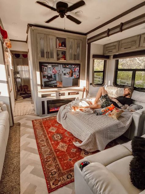 Camper Home, Rv Living Room, Fifth Wheel Living, Rv Interior Remodel, Camper Interior Design, Living In Nashville, Tiny House Talk, Bus Living, Diy Camper Remodel