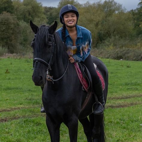 Zoe Free Rein, Free Rein Wallpaper, Free Rein Season 2, Jaylen Barron, Free Rein Tv Show, Saddle Club, Free Rain, Horse Background, Horse Movies